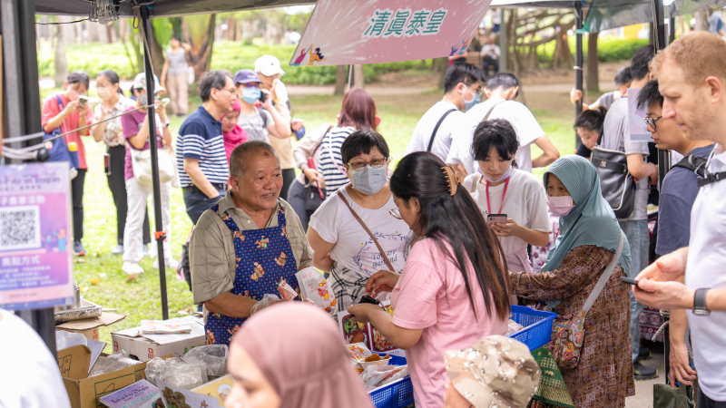 2024臺北開齋節歡慶活動超過30個清真美食、穆斯林文化商品及旅館攤位，讓民眾不用出國，也能感受異國氛圍